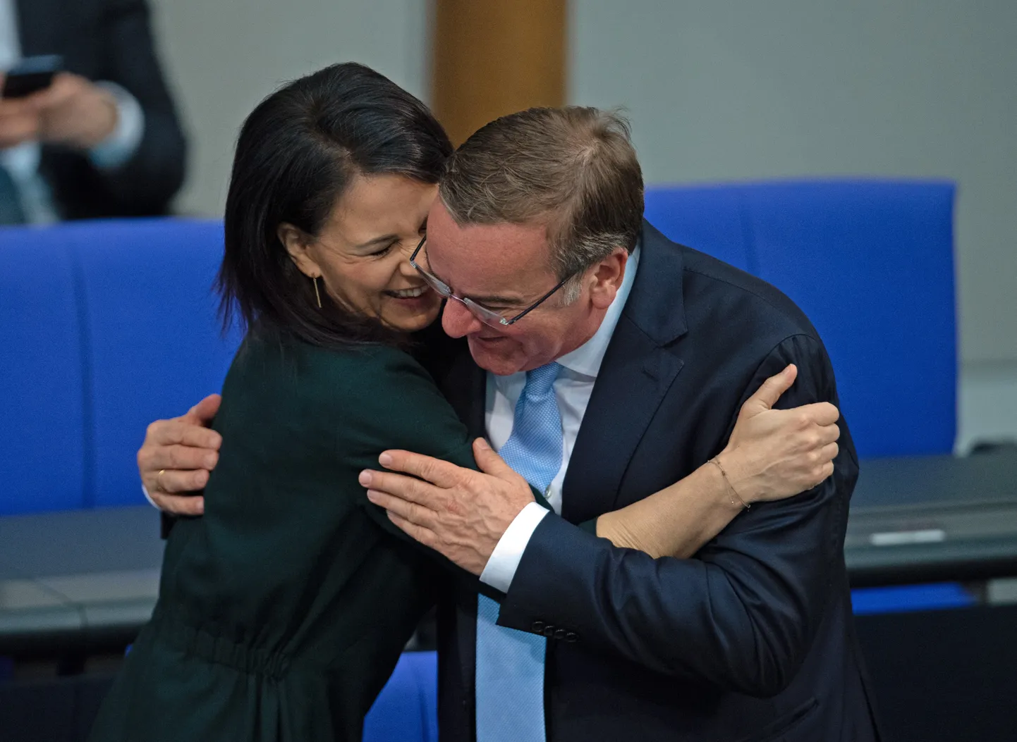 Kaitseminister Boris Pistorius (SDP) ja roheliste ridadest ametist lahkuv välisminister Annalena Baerbock Saksamaal Bundestagis käival Tauruste saatust puudutaval arutelul märtsi keskel.