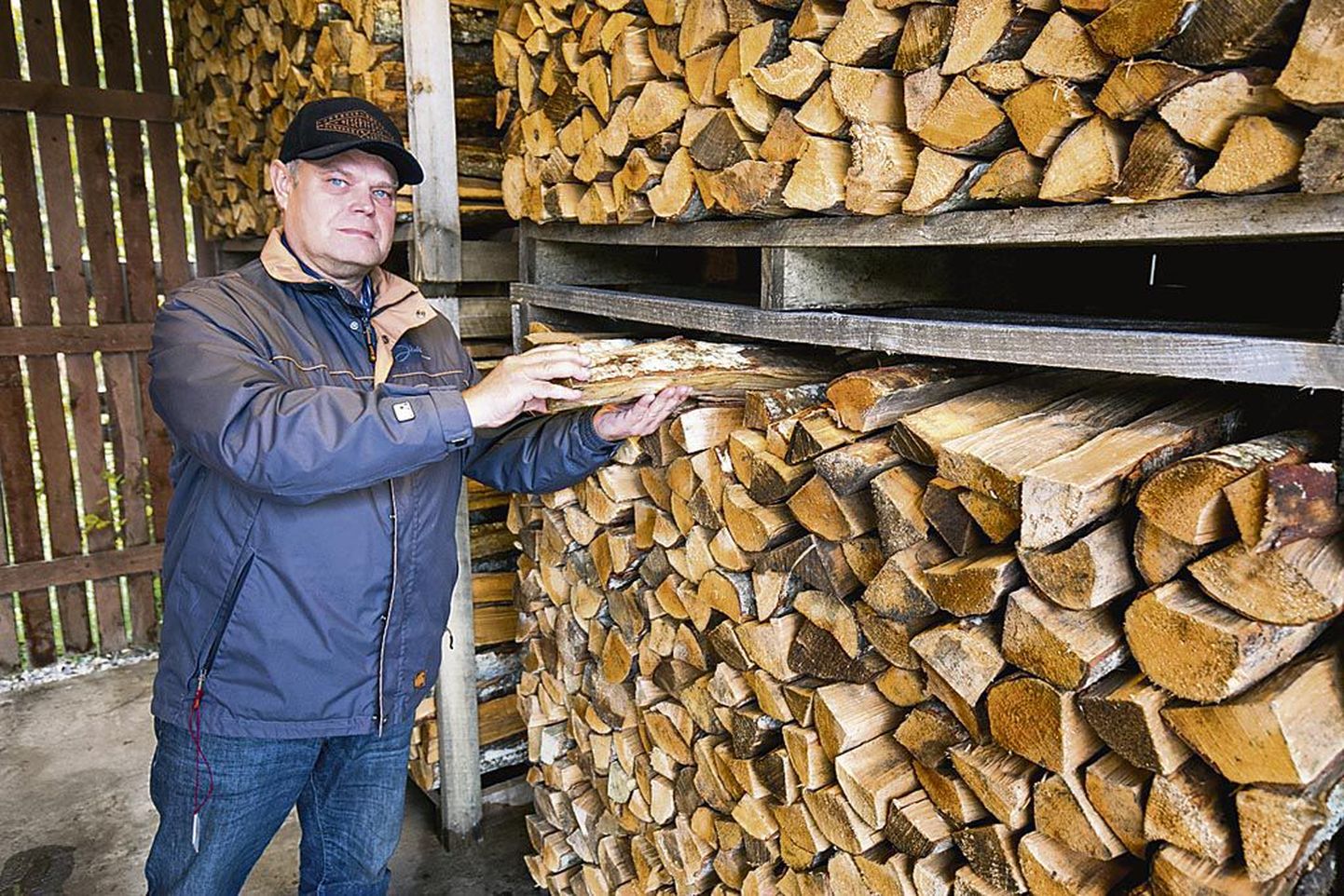 “Mehhaniseerisin küttepuude tootmise sedasi, et kaks etappi käsitsitööd läks vahelt minema,” seletab Paisu talu peremees Lembit Ainsar.