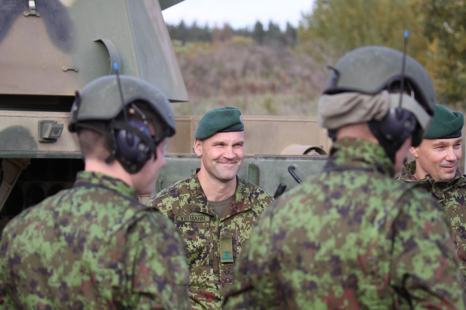 Türilt pärit major Rauno Viitmann (keskel) vastutab uutele liikursuurtükkidele ülemineku väljaõppe eest. Paremal suurtükiväepataljoni ülem kolonelleitnant Marko Tomentšuk.