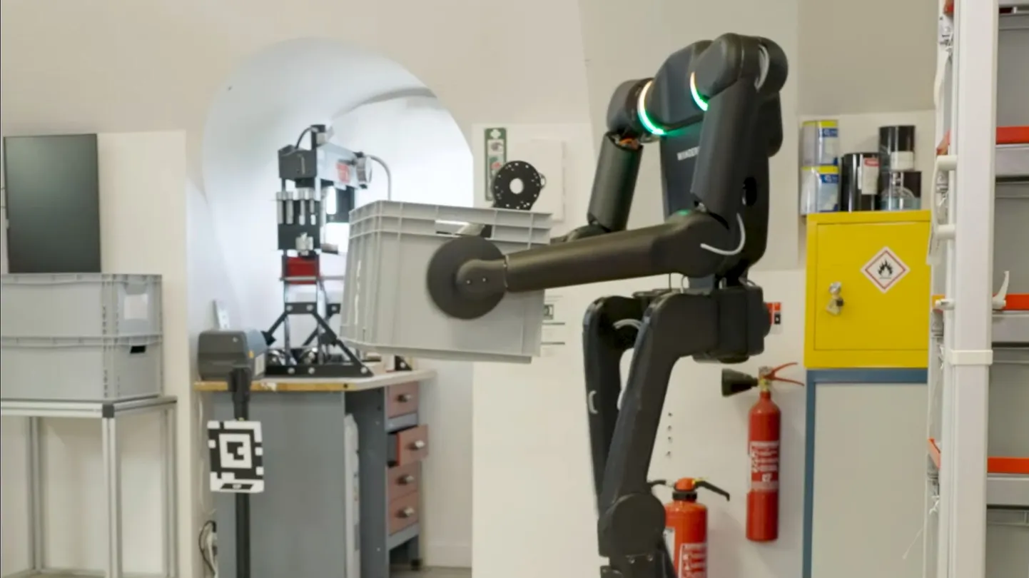 Nagu õudusfilmis: ilma peata robot saab inimese töödega mängleva kergusega hakkama. Kõigepealt tuleb see masin autotehastesse, hiljem kodudesse.