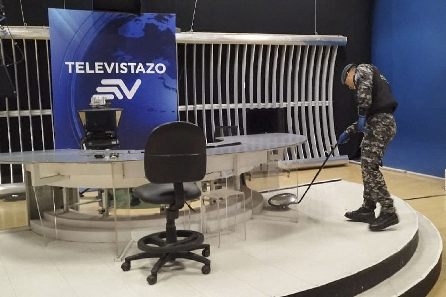 Politseinik, kes otsib lõhkeaineid pärast pommi plahvatamis Ecuavisa telejaamas.