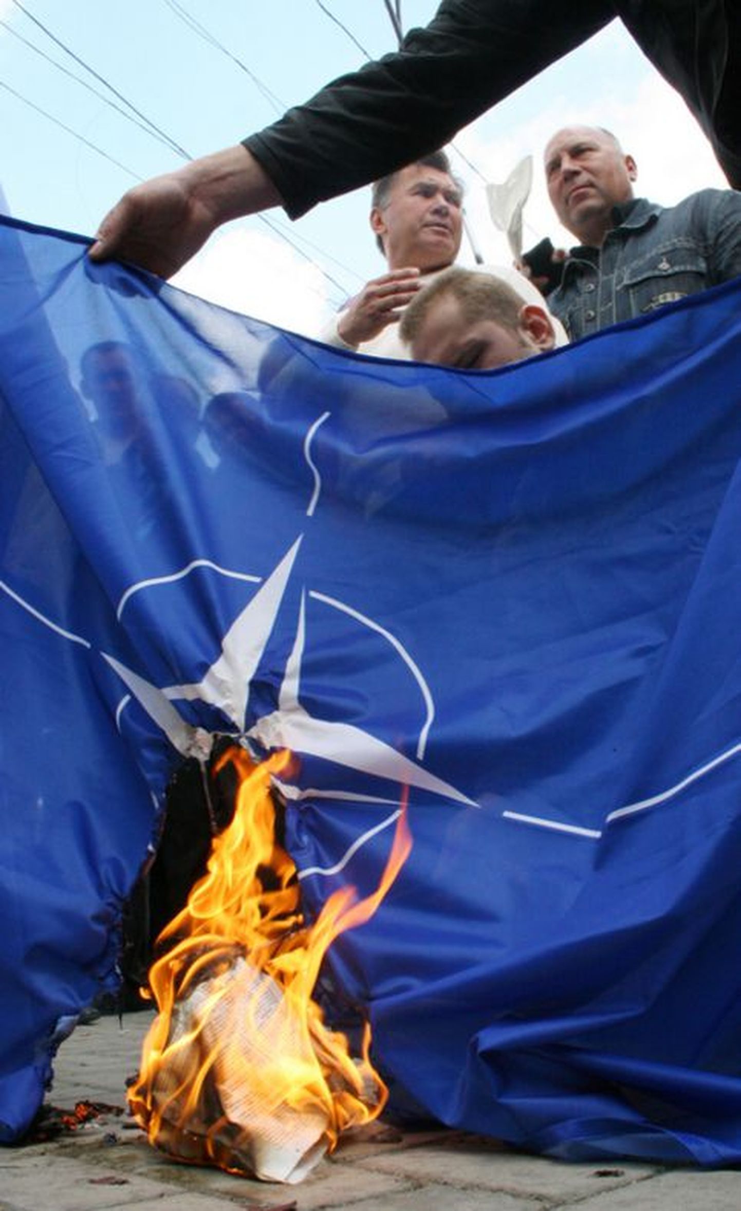 NATO lipu põletamine Simferopolis..