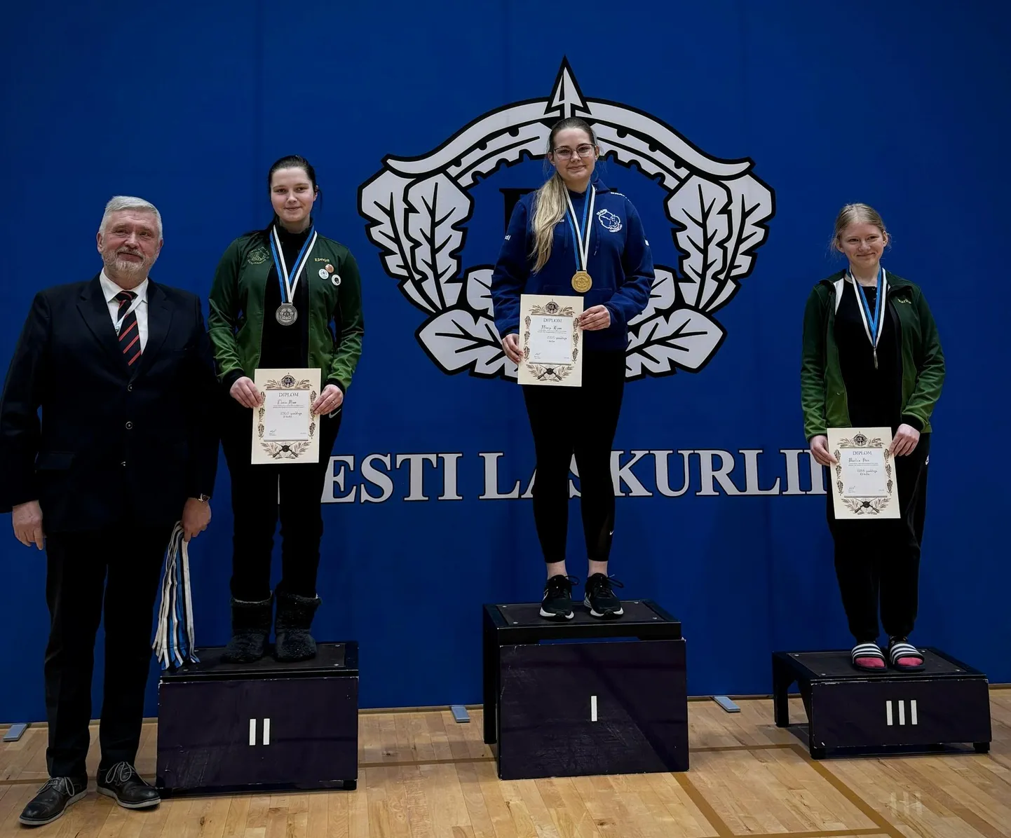 Viljandi laskurklubi laskja Marja Kirss (keskel) tuli Eesti meistriks naiste õhupüstoli harjutuses.