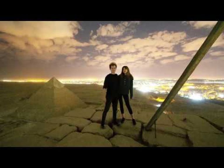 Taanlasest fotograafi Andreas Hvidi väitel ronis ta koos tüdruksõbraga Hufu püramiidile