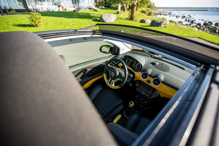 Päike paistab elutuppa. Väga kvaliteetse viimistlusega sõitjateruum. Rool on väikese auto kohta üleloomulikult suur, aga see-eest värviline.
