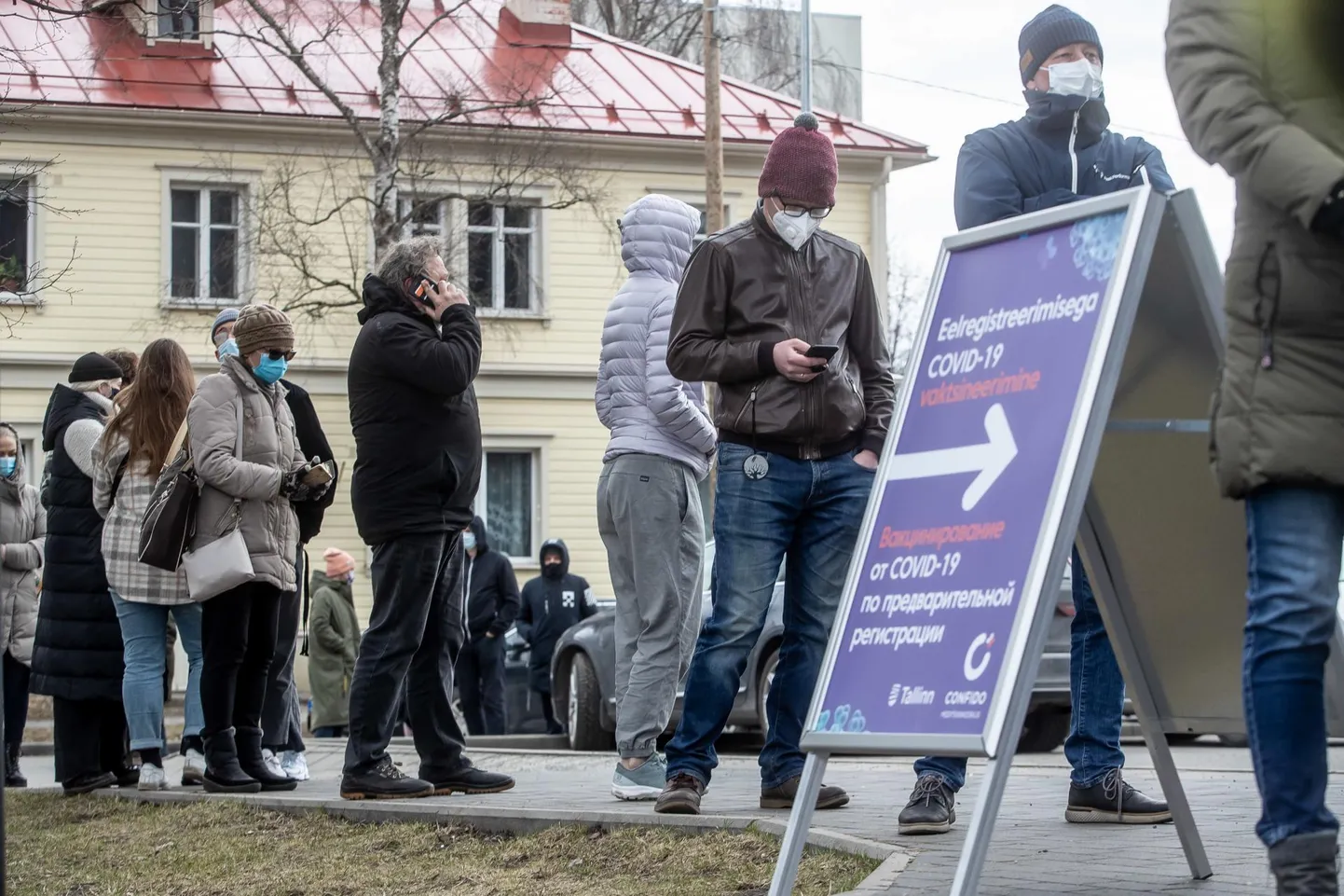 Sõle Spordihoone vaktsineerimiskeskuses jagati möödunud nädalavahetusel piiratud aja jooksul järele jäänud vaktsiini kõikidele soovijatele, kes olid vähemalt 30 aasta vanused. Kiiresti jõudis kohale mitusada inimest, kuid enamik neist jäi süstist siiski ilma.