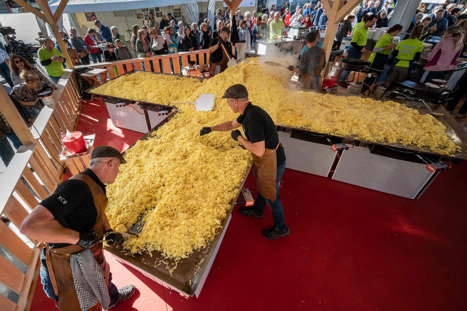 Šveitsis Bernis valmistati 19. septembril 2022 maailma suurim rösti, mis on kohalik panniroog riivitud kartulitest