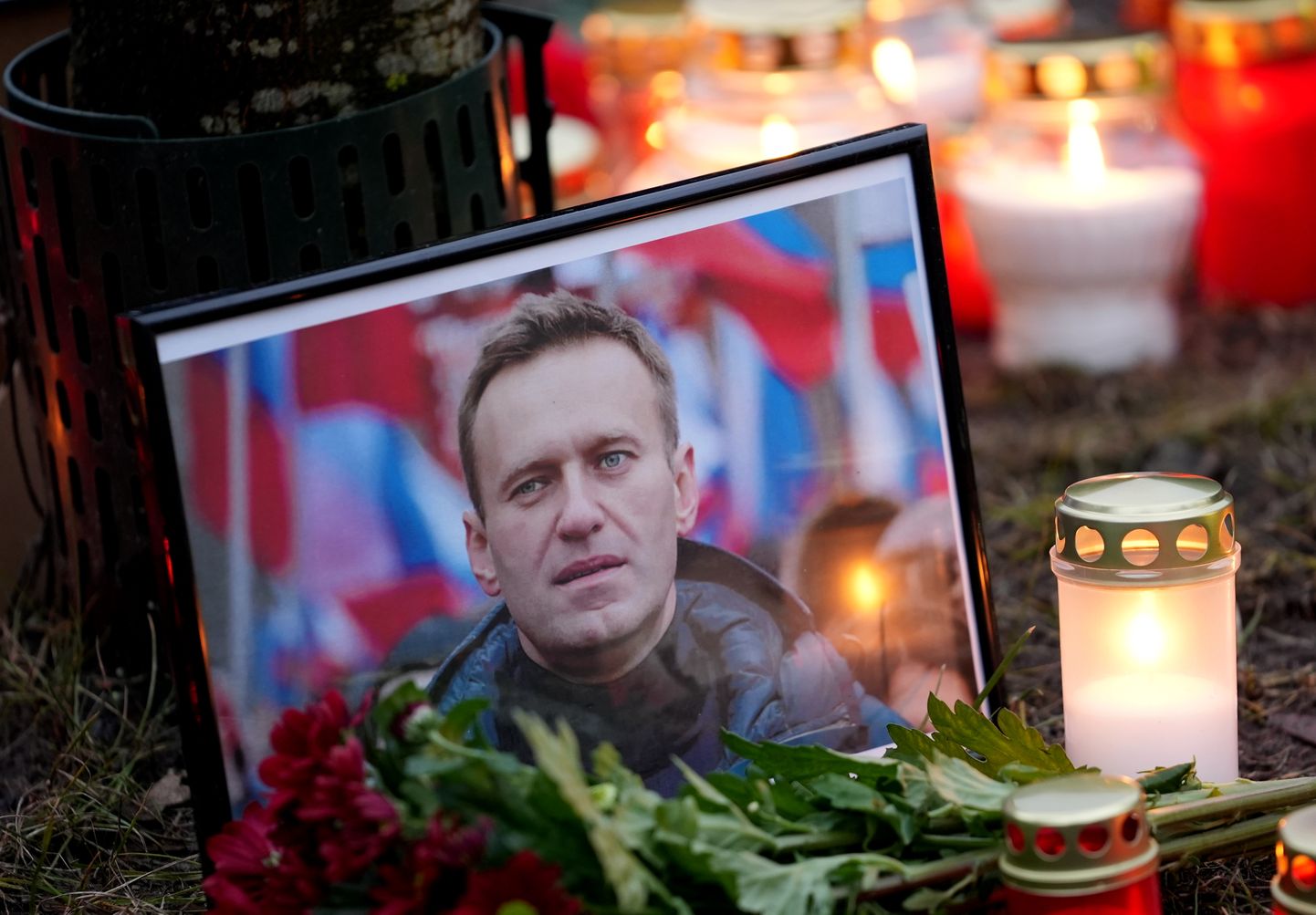 Мемориал в память Алексея Навального у посольства России в Риге.
