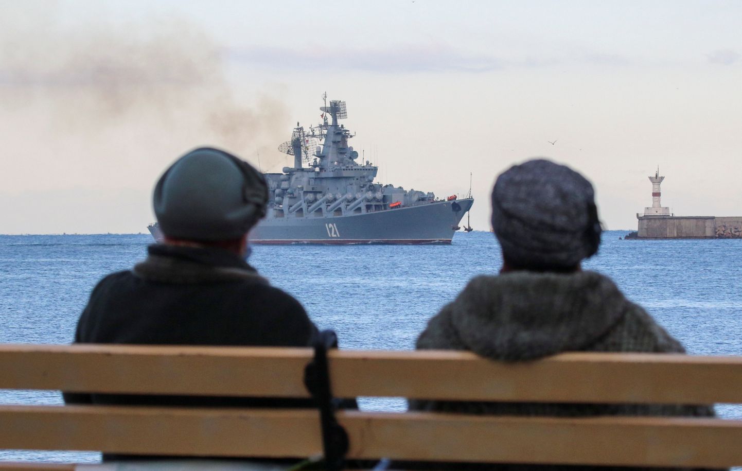 Venemaa on peaaegu kaotanud kontrolli Musta mere üle. Ukrainal õnnestus ilma laevastikuta saavutada võit meresõjas, kuna nad ei saanud laevastiku puudumisel sõdida klassikaliselt ning pidid otsima uusi lahendusi. Pildil seilab sõjalaev Moskva Sevastopolisse peale NATO sõjalaeva jälgimist 16. novembril 2021.