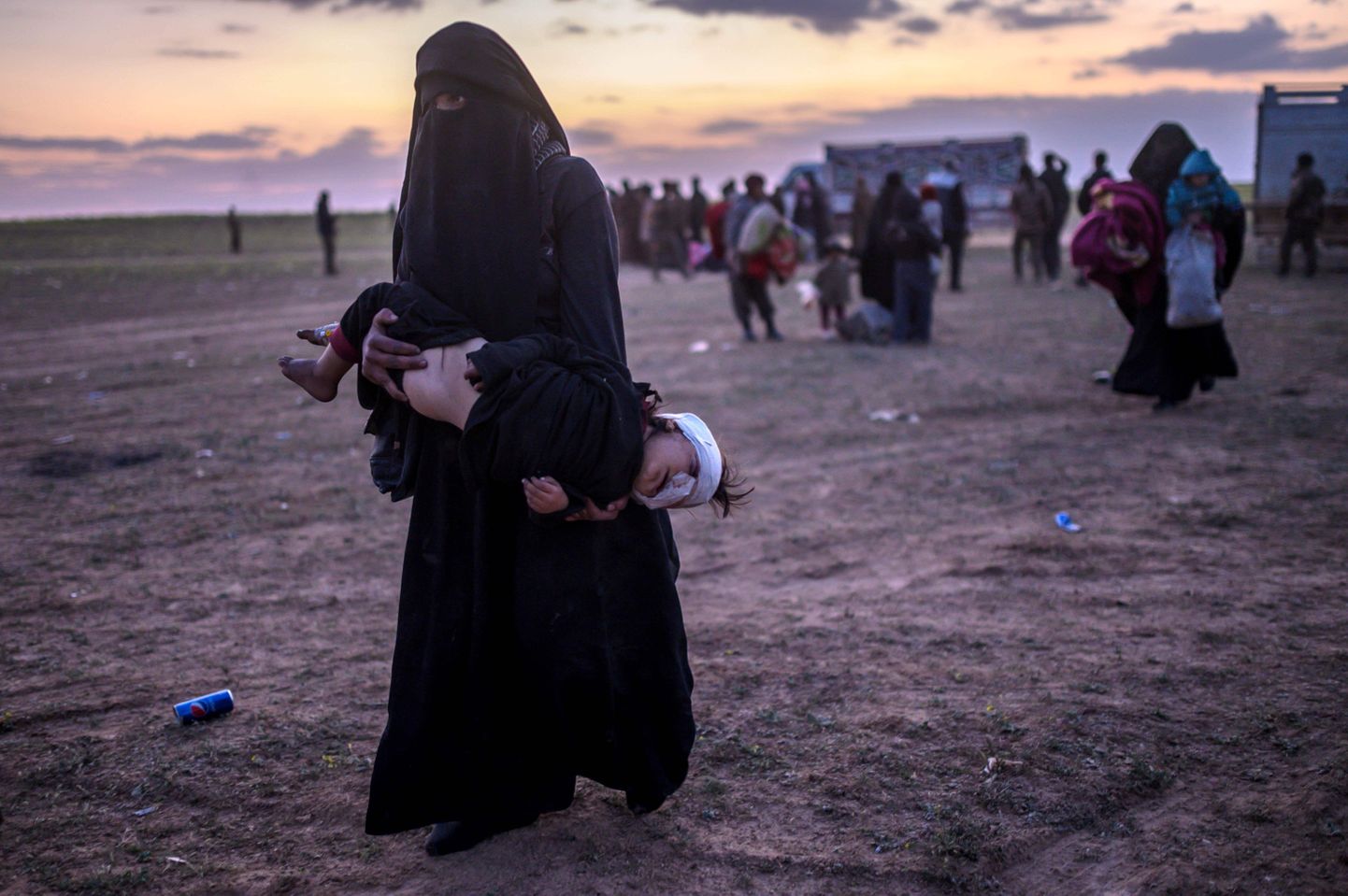 Islamiriigi viimasest kantsist evakueeriti eile ligikaudu 3000 inimest, nende seas pildil olev naine, kes lahkus piirkonnast koos oma haavatud lapsega.