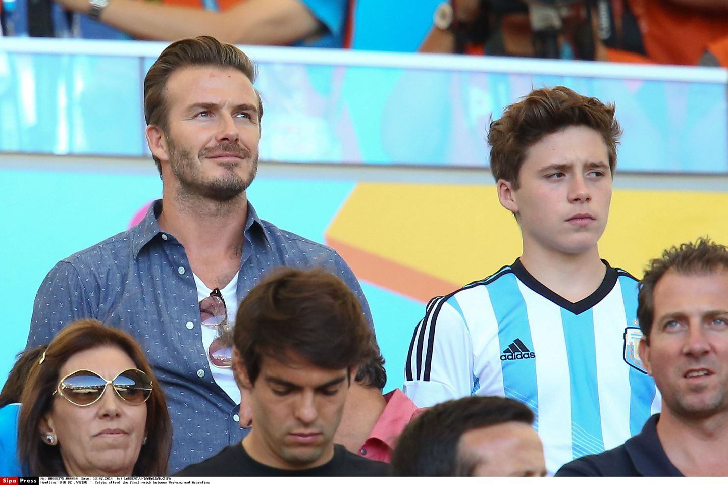 David ja Brooklyn (paremal) Beckham suvist jalgpalli MMi finaali vaatamas