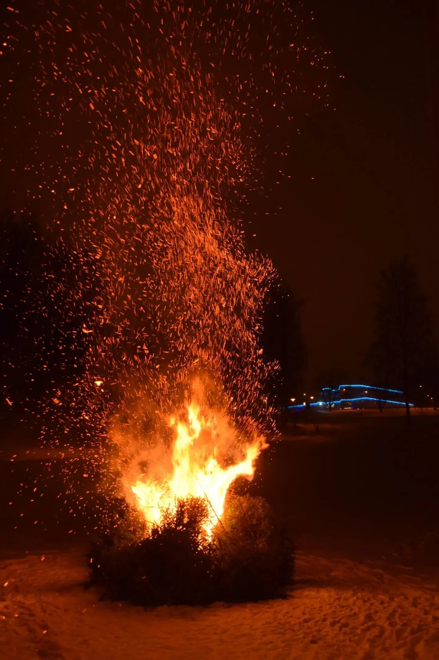 Oma aja ära teeninud jõulukuused said väärika lõpu, kui neist tehti Karksi-Nuias uhke lõke. See lõpetas pikalt kestnud pühadeaja.