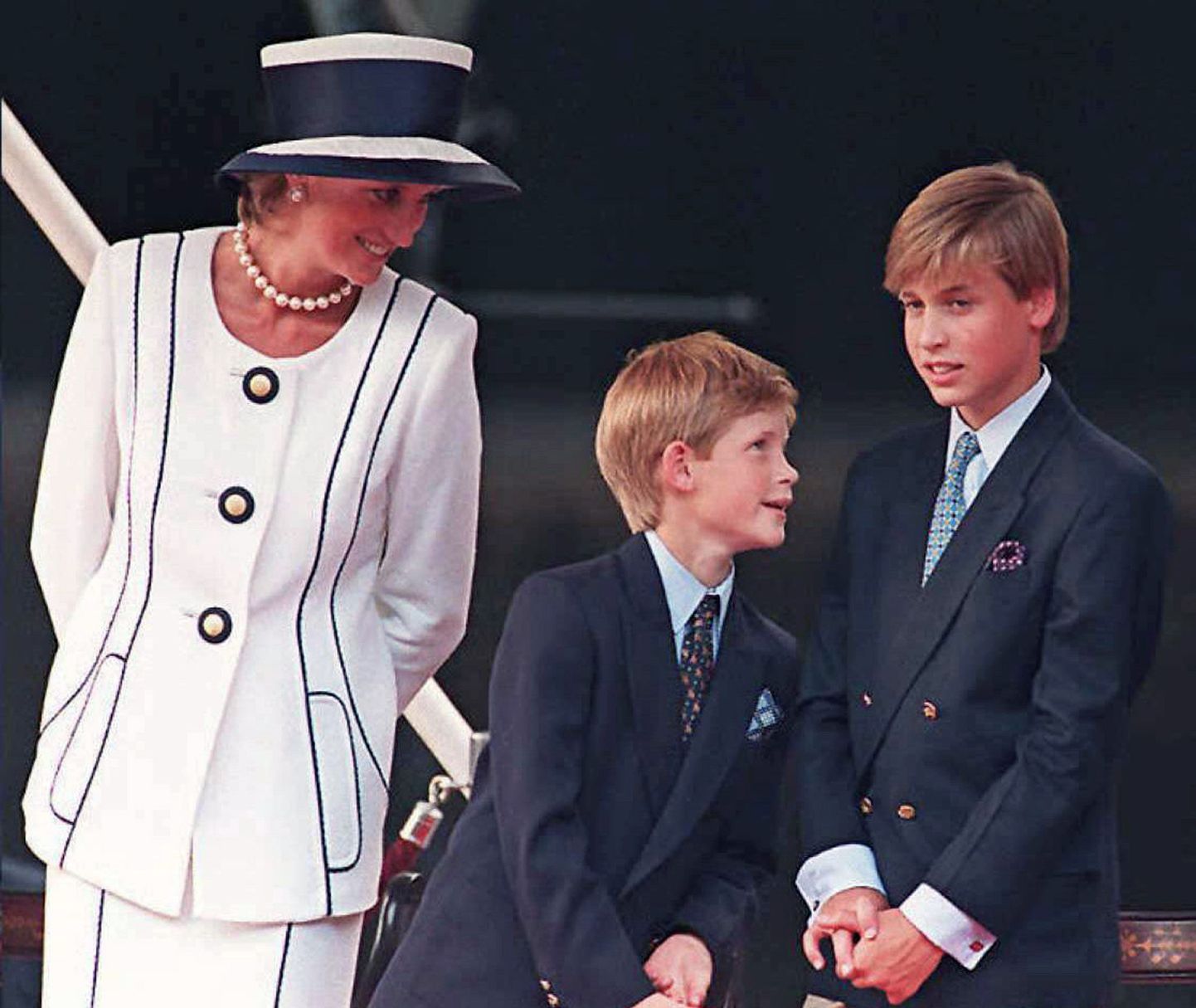 Printsess Diana koos poegade prints Harry (keskel) ja prints Williamiga 1995. aasta augustis Londonis pidustustel, millega märgiti Jaapani alistamise aastapäeva Teises maailmasõjas.