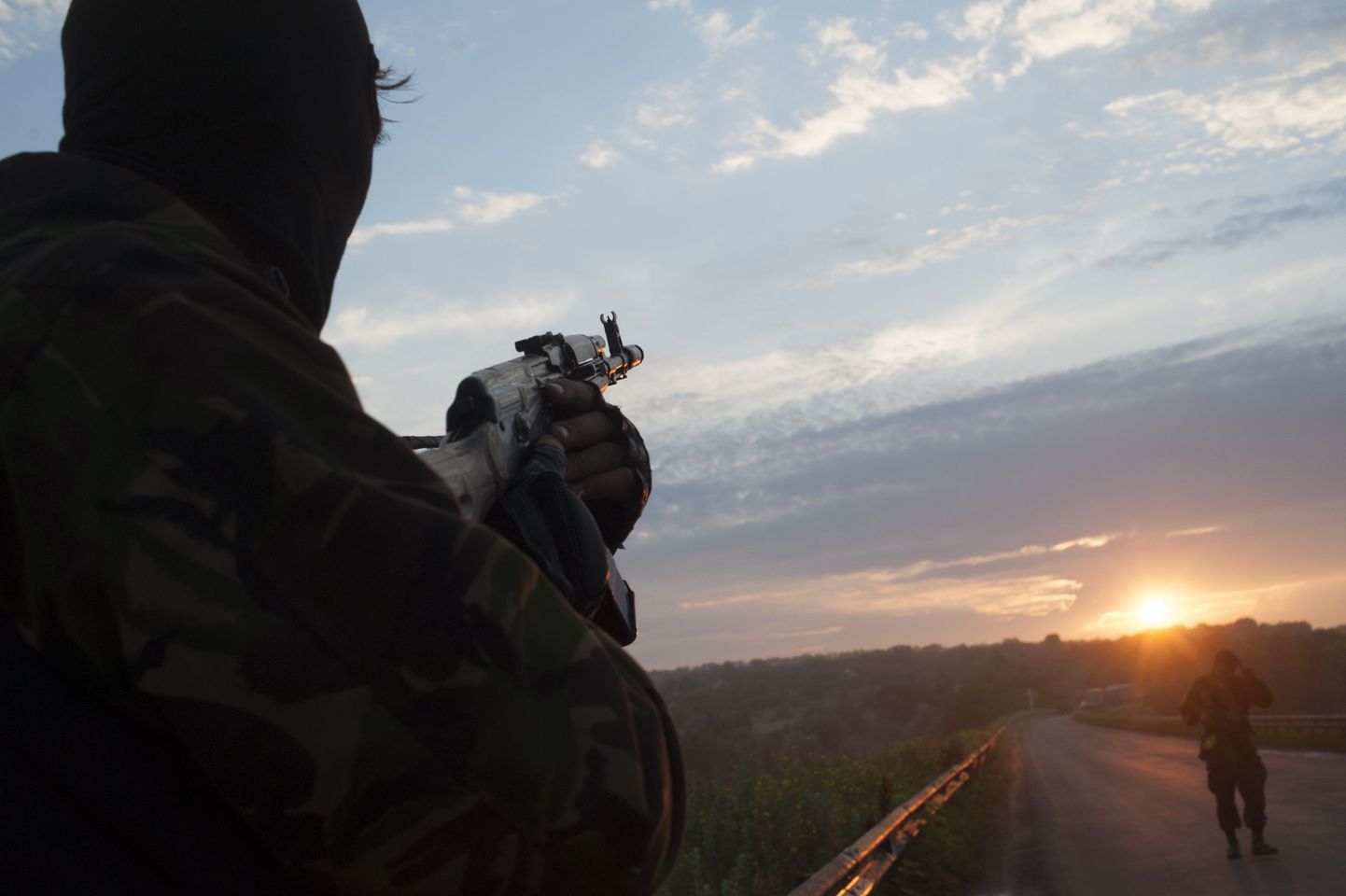 В теле одного из убитых под Луганском во время минометного обстрела журналистов «Вестей» обнаружили пулю, предположительно, выпущенную снайпером, заявил глава самопровозглашенной Луганской народной республики Валерий Болотов.
