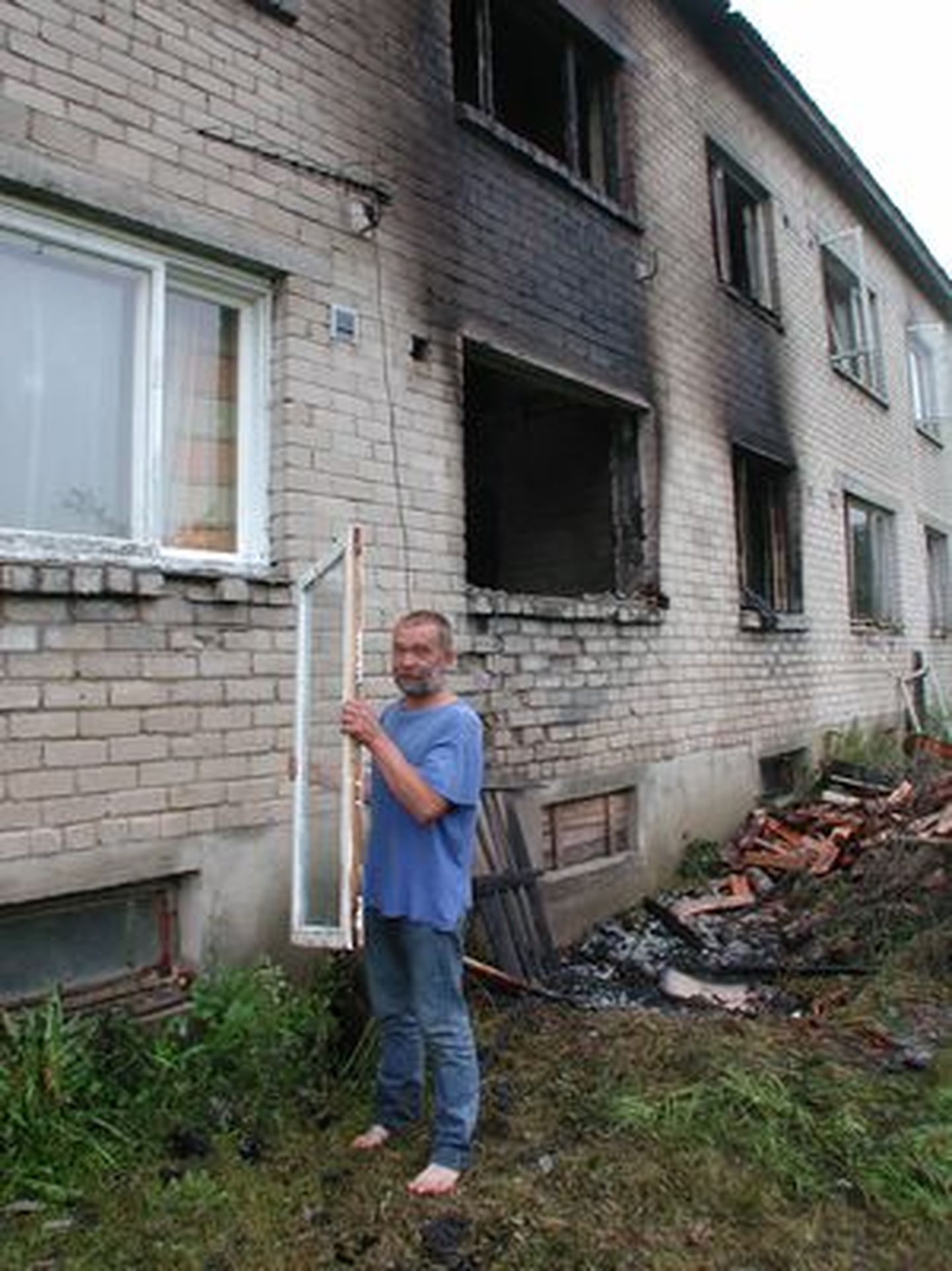Laimetsa sotsiaalmaja elanik Tambet Tõnise askeldas pärast traagilist tulekahju järgmisel päeval hoovis ja tänas õnne, et eluga pääses.