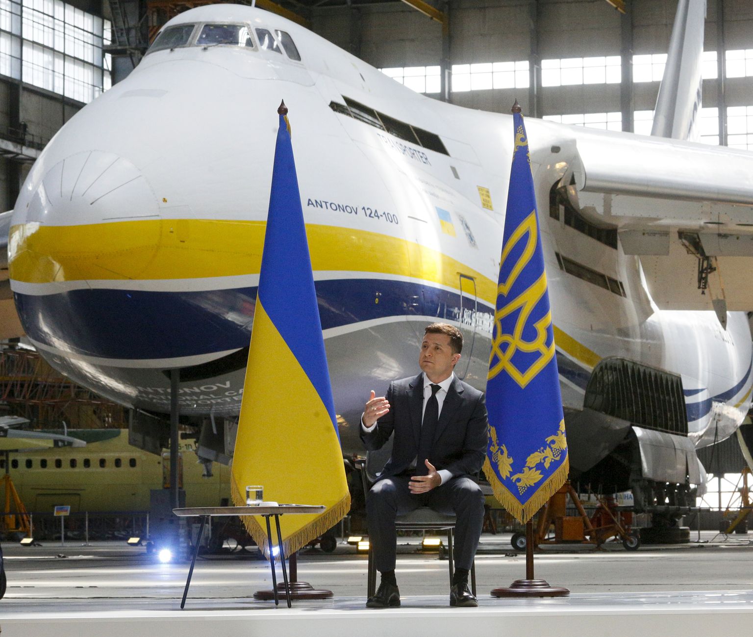Ukraina president Volodõmõr Zelenskõi pressikonverentsil Kiievi lähedal Hostomelis 20. mail 2021. Ta selja taga on näha maailma suurimat lennukit Antonov AN-255 nimega Mriya