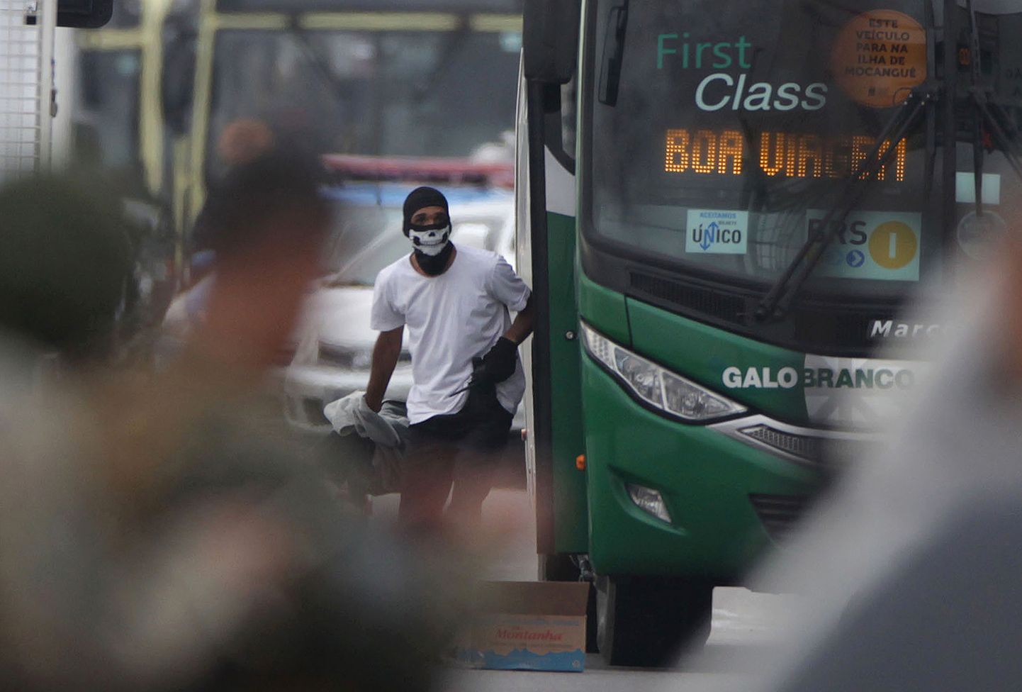 Bruņots uzbrucējs Brazīlijā bija sagrābis gūstā autobusa pasažierus.