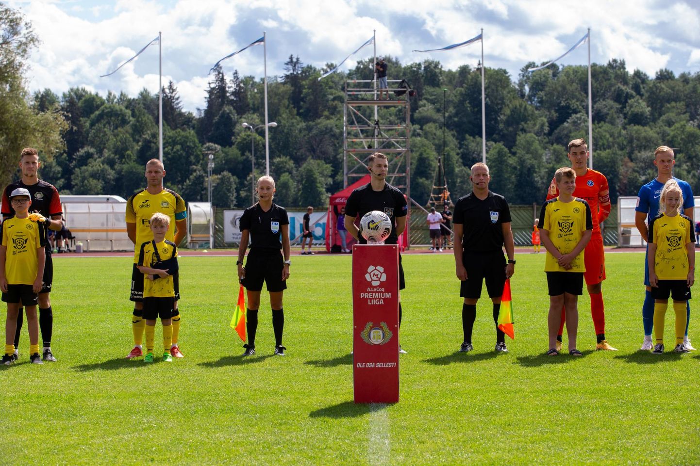 Viljandi Tuleviku jalgpalliklubi teatas, et Premium-liiga asemel jätkub hooaeg kollasärkidel esiliigas.