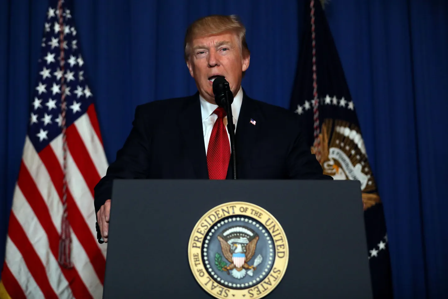 President Donald Trump teatab, et Vahemehes paiknevad USA sõjalaevad tulistasid välja 59 Tomahawki-tüüpi tiibraketti - sihtmärgiks Süüria Homsi provintsis asuv Shayrati õhuväebaas.