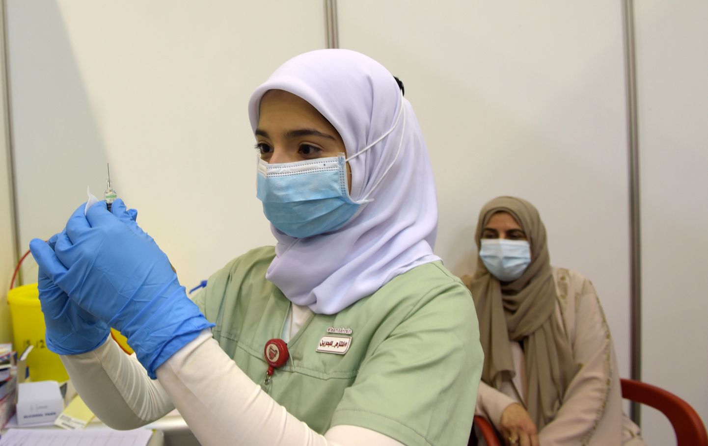 Õde valmistab ette Covid-19 vaktsiini süsti Bahreini pealinnas Manamas. Riik on heaks kiitnud nii Pfizeri kui Sinopharmi vaktsiini kasutamise.