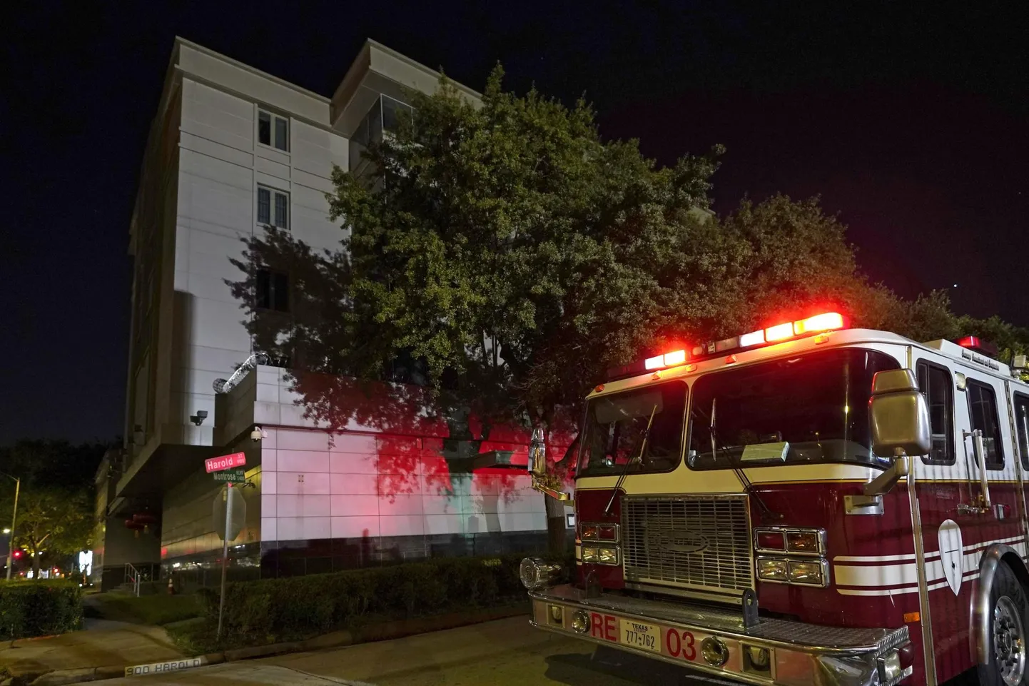 Tuletõrjeauto eile Hiina Houstoni konsulaadi juures. Päästjad kutsuti välja, kuna esinduse hoovis põletatud dokumentidest levis suitsu, kuid politseinikke ega tuletõrjujaid hoonesse ei lubatud. 