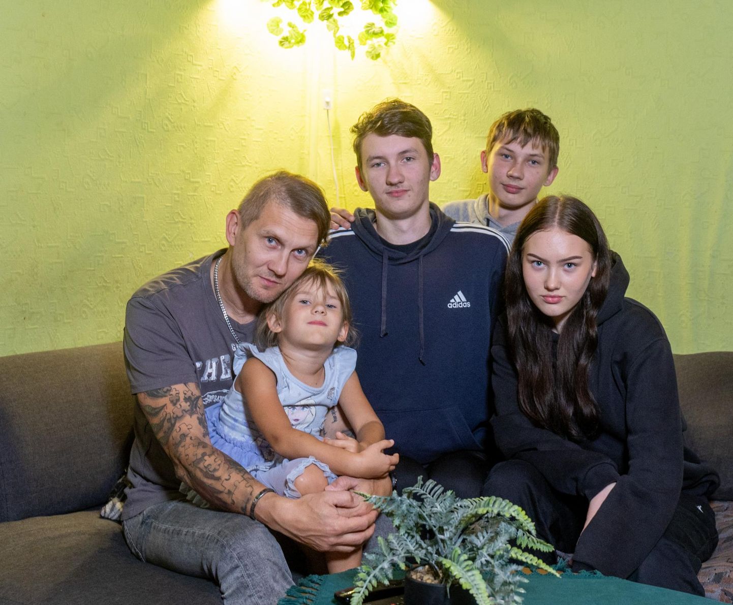 Viljandimaalane Kristo Selberg oma nelja lapsega. Süles pesamuna Crystal (5), paremal Robin (18), Ramon (12) ja Carola (16).