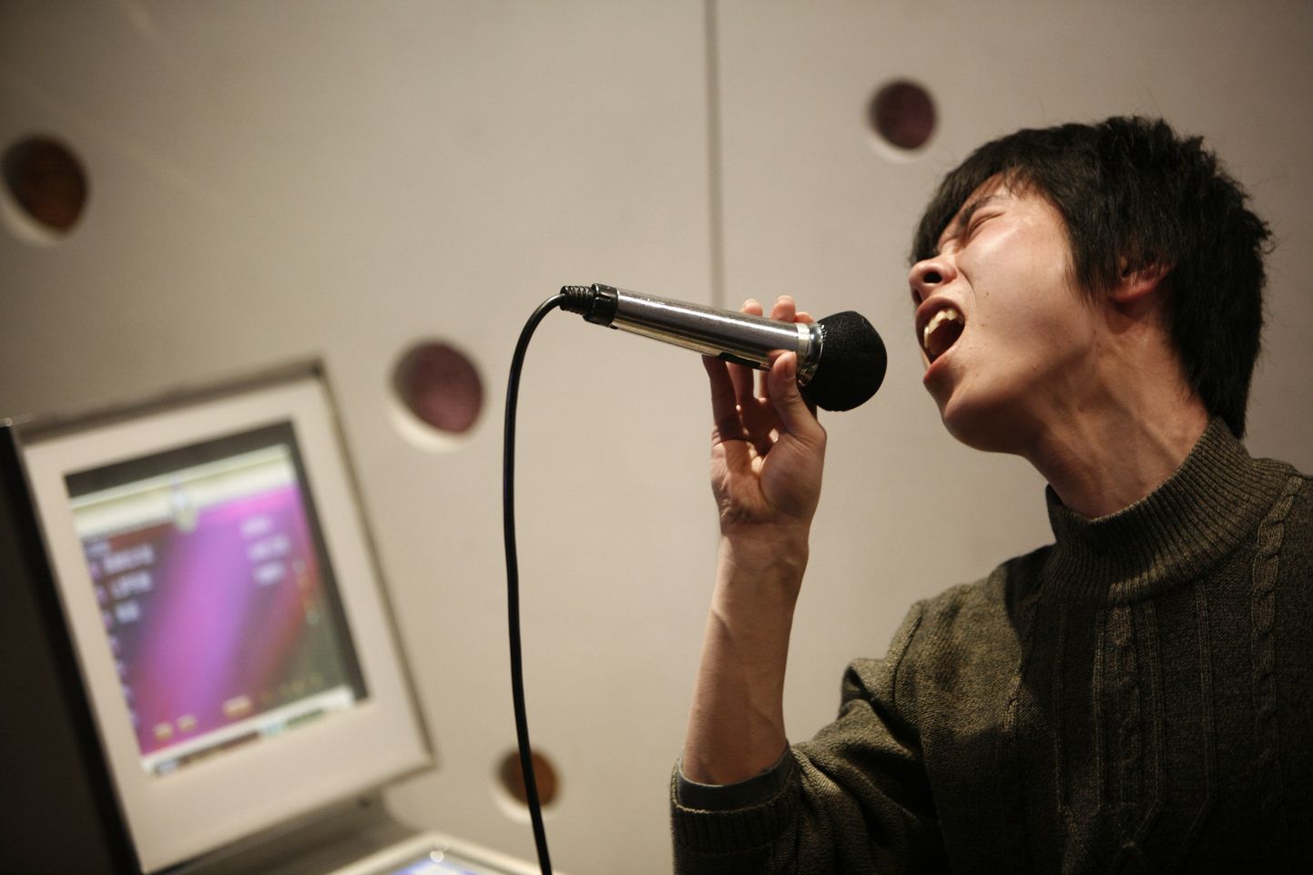 Mees laulmas Shanghai karaokebaaris, mis on Hiinas äärmiselt populaarsed.