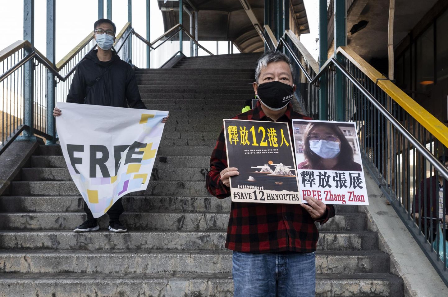 Zhang Zhani kinnipidamise vastane meeleavaldaja Hongkongi esinduse juures.