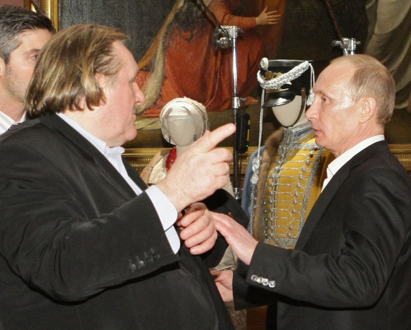 Prantsuse näitleja Gérard Depardieu (vasakul) rääkimas Vladimir Putiniga Peterburis 2010. aasta detsembris.