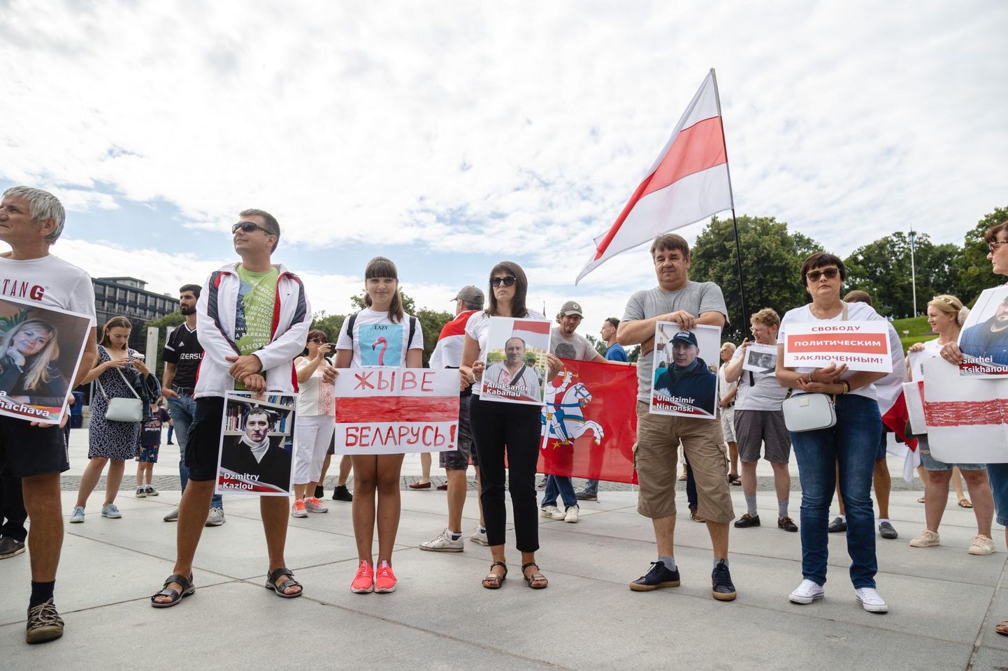 Проживающие в Эстонии белорусы митингуют на площади Вабадузе в Таллинне в поддержку демократических перемен в Беларуси.