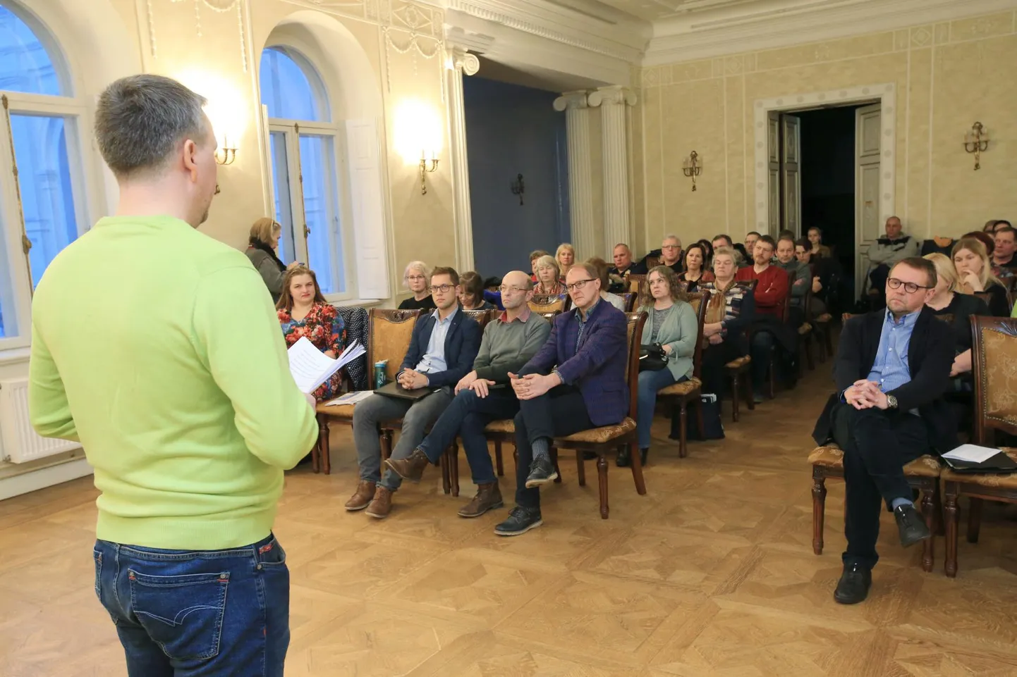 Puurmani kooli saalis pärast märtsi alguses peetud rahvakoosolekut välja käidud plaan vaidlustada volikogu otsus kohtus on saanud teoks. Koosolekul esines kõnega endine Puurmani vallavanem Rauno Kuus (seljaga), kohtus esindavad vallaelanikke neli lapsevanemat.