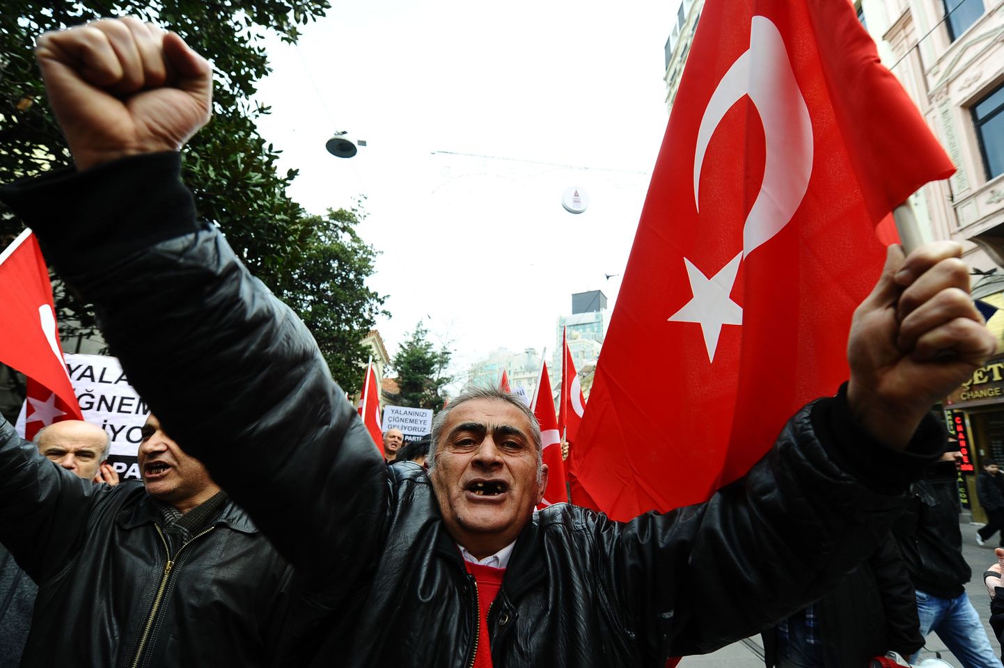 Türklane protestimas 2012. aastal Istanbulis asuva Prantsuse konsulaadi ees Prantsusmaa otsuse vastu kriminaliseerida Armeenia genotsiidi eitamine.