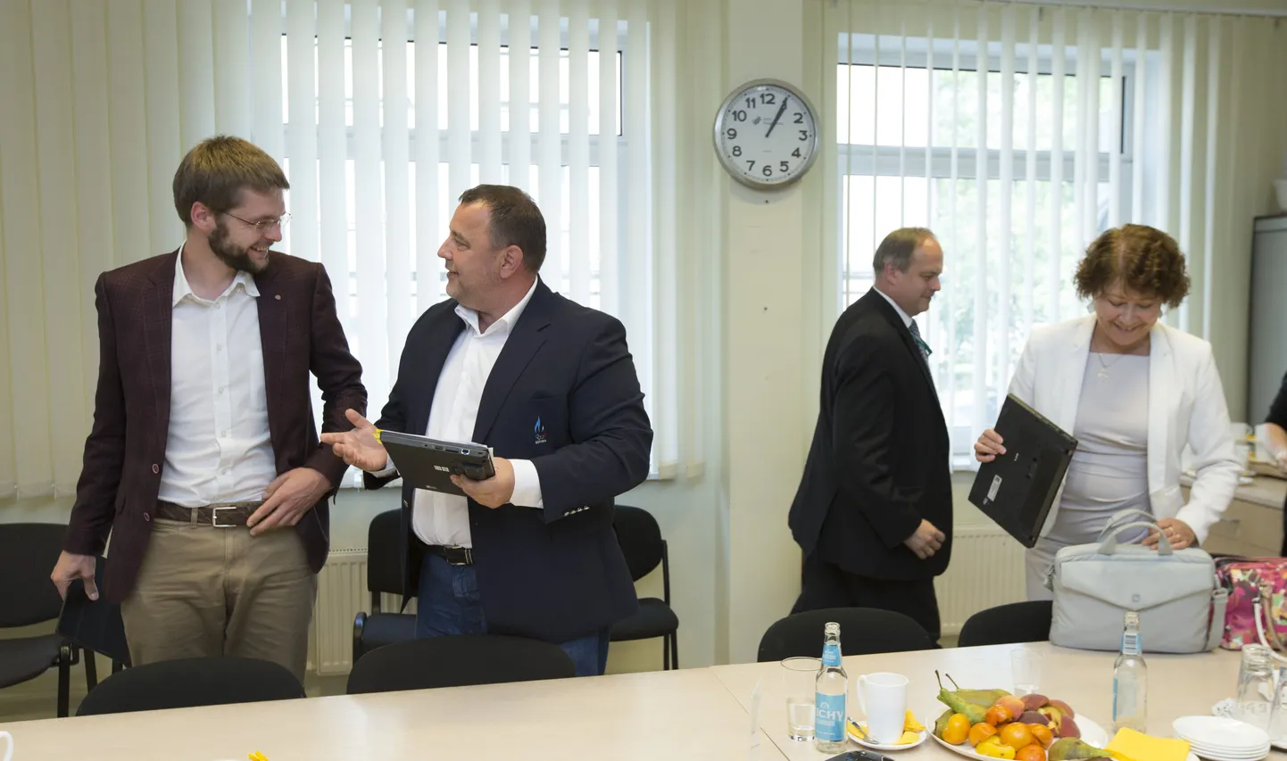 Töö- ja terviseminister Jevgeni Ossinovski ning rahandusminister Sven Sester möödunud reedel toimunud haigekassa nõukogu koosolekul.