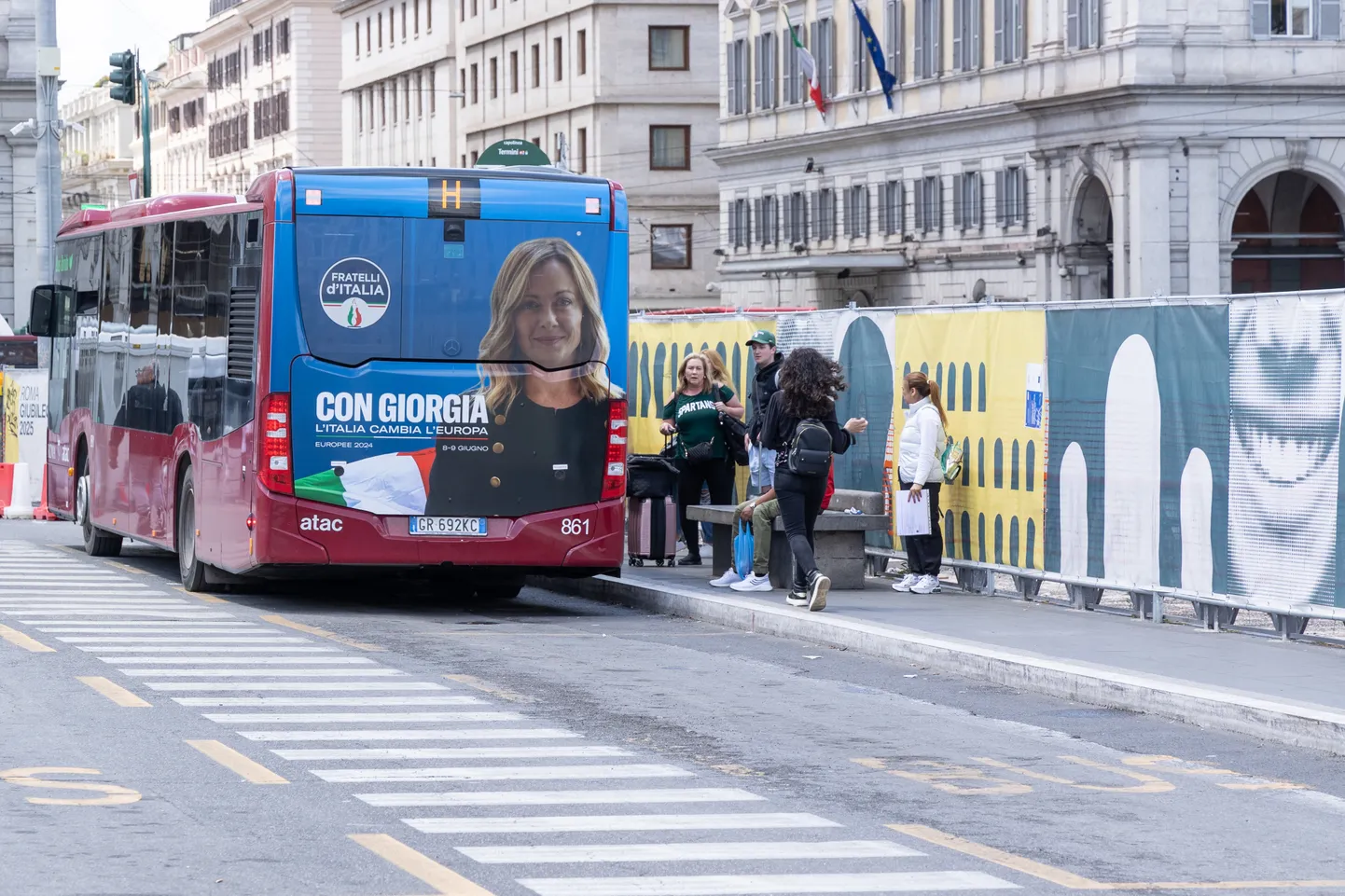 Buss Fratelli d'Italia valimisreklaamiga Roomas.