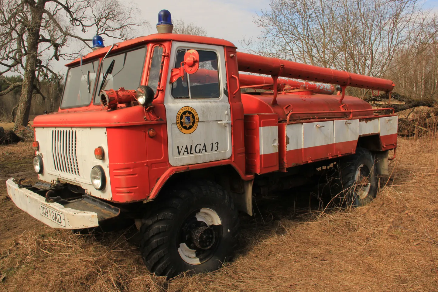 Kaks aastat kasutuseta seisnud päästeauto GAZ-66 vajab enne tööleasumist remonti ja väikest ilukuuri. Samuti vajab tõhusat uuendust teine vabatahtlikele üle antud auto Mercedes-Benz.