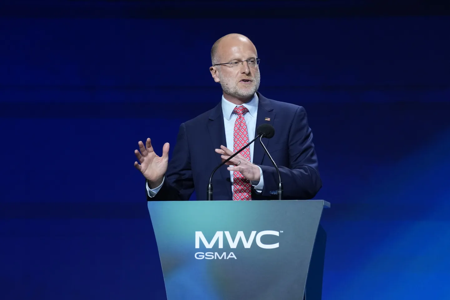 Eurooplased said taas nahutada: USA kõrge sideametnik Brendan Carr pidas Barcelonas toimuval side- ja kommunikatsioonimessil Mobile World Congress avakõne, kus hoiatas Euroopa regulatsioonide eest, mis piiravad tehnoloogiafirmasid ja pidavat mõjuma halvasti sõnavabadusele.