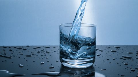 MÜÜTIDE PURUSTAMINE ⟩ Kas vee joomine aitab kaalust alla võtta?