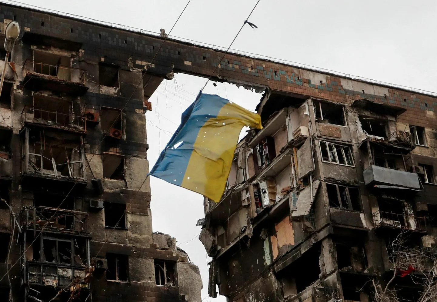 Rebenenud Ukraina lipp lehvib kortermaja rusude juures Mariupolis. FOTO: Aleksandr Jermotšenko / Reuters / Scanpix