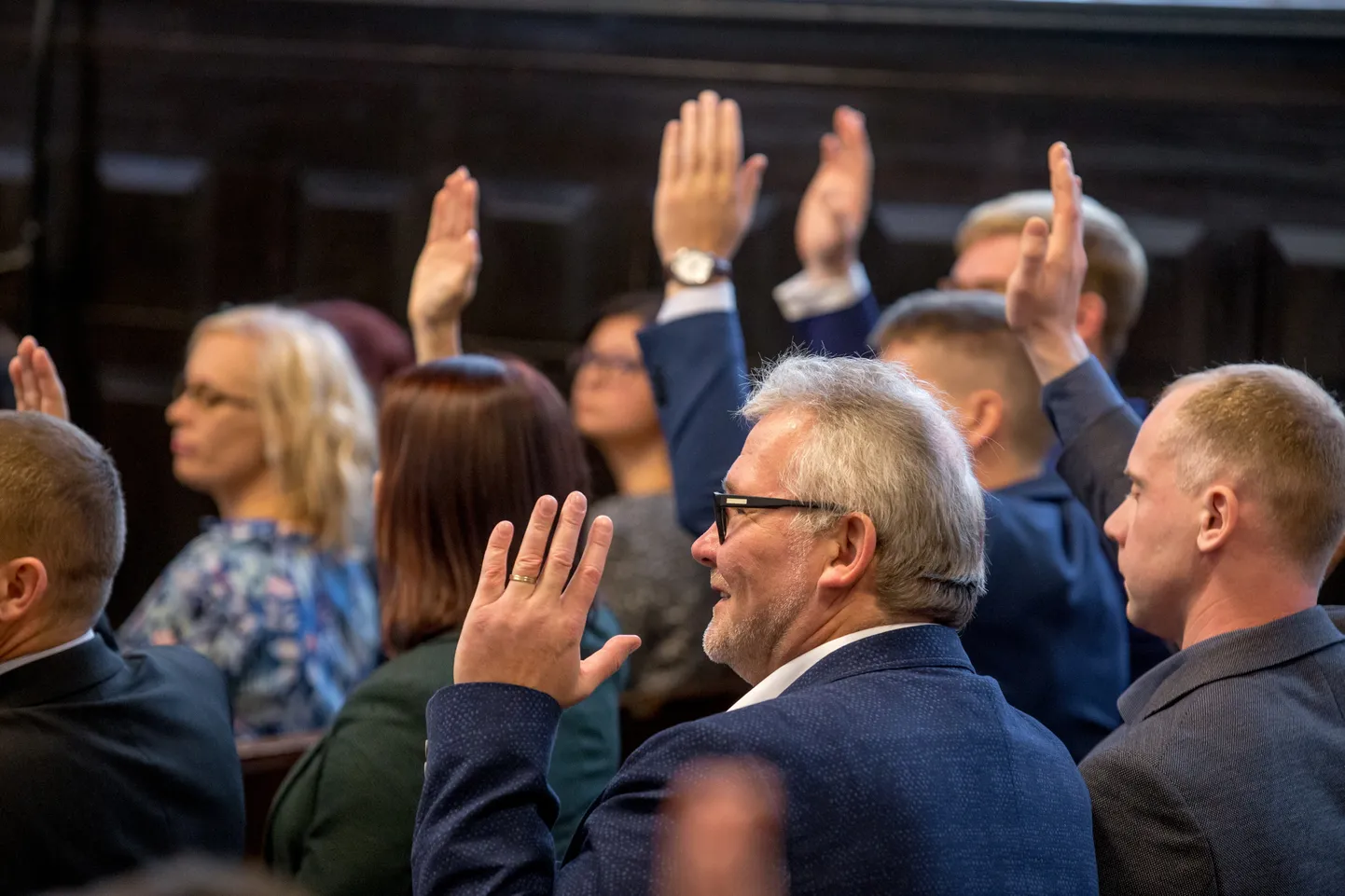 Ajakirjanike arvates on küll tänuväärne, et linnavolikogu on saanud tugeva opositsiooni, kuid praegune otsuste langetamise tööd takistav taktika ei vääri kiitust.