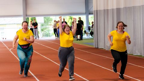 RÕÕMUS SPORDIPÄEV ⟩ Pärnu kergejõustikuhallis jagus võistlushasarti ja jagati medaleid