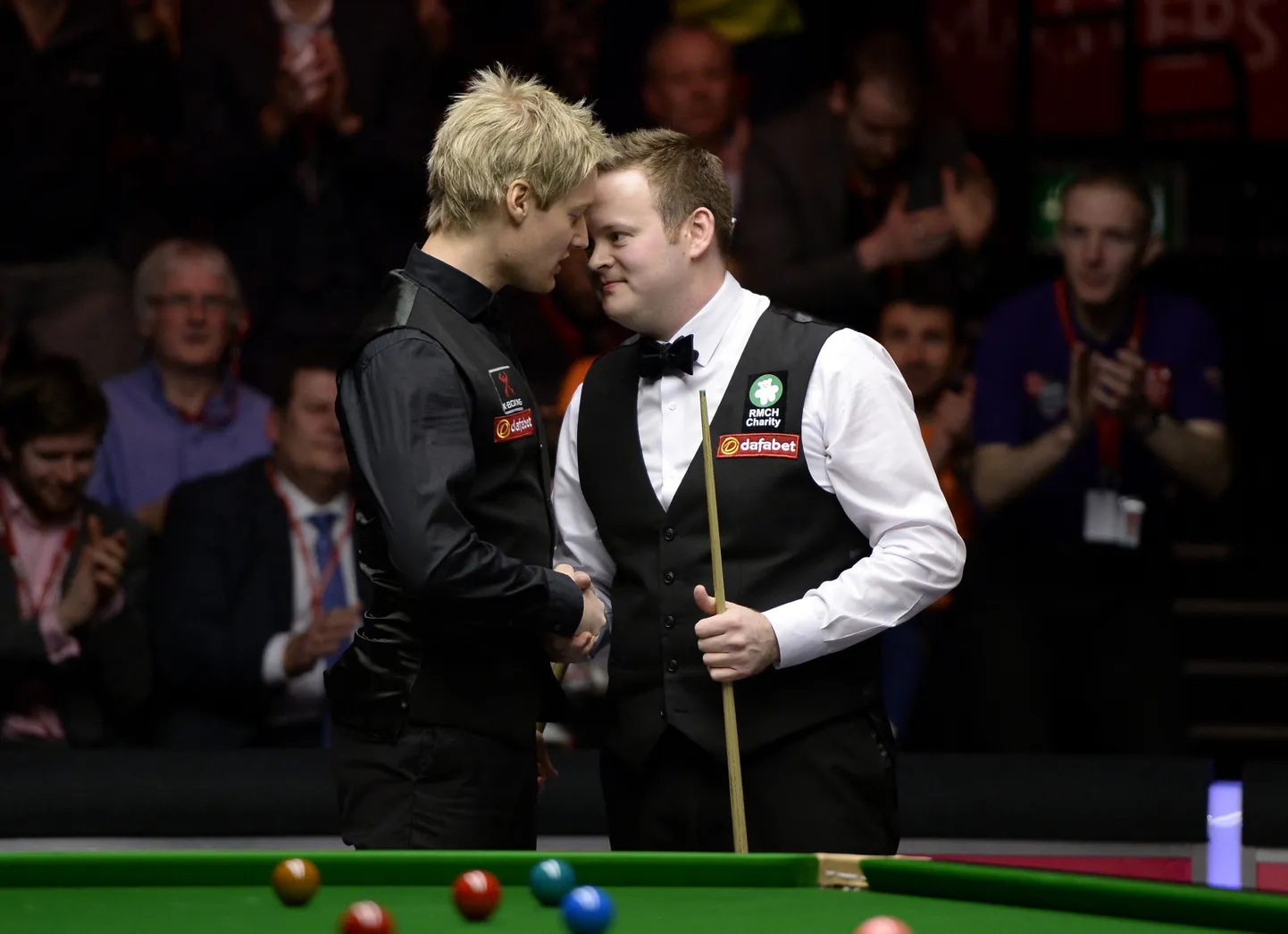 Neil Robertson (vasakul) õnnitleb Shaun Murphyt eilse ülikindla võidu üle. Kuigi mõlemad mehed tegid suurepärase turniiri, osutus finaal väga ühepoolseks.