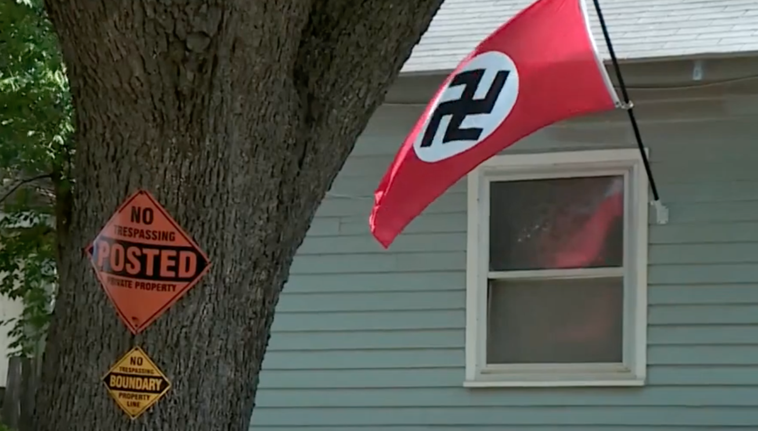 Alexander John Feaseri maja juures ripub mitu natsisümboolikaga lippu.