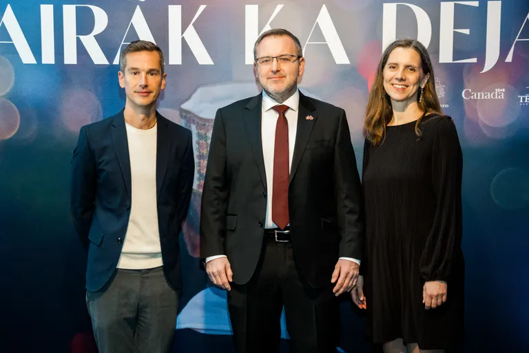 Filmas režisors Pauls Dombrovskis, Kanādas vēstnieks Latvijā Braiens Svorks un TDA "Daugaviņa" vadītāja Selga Apse.