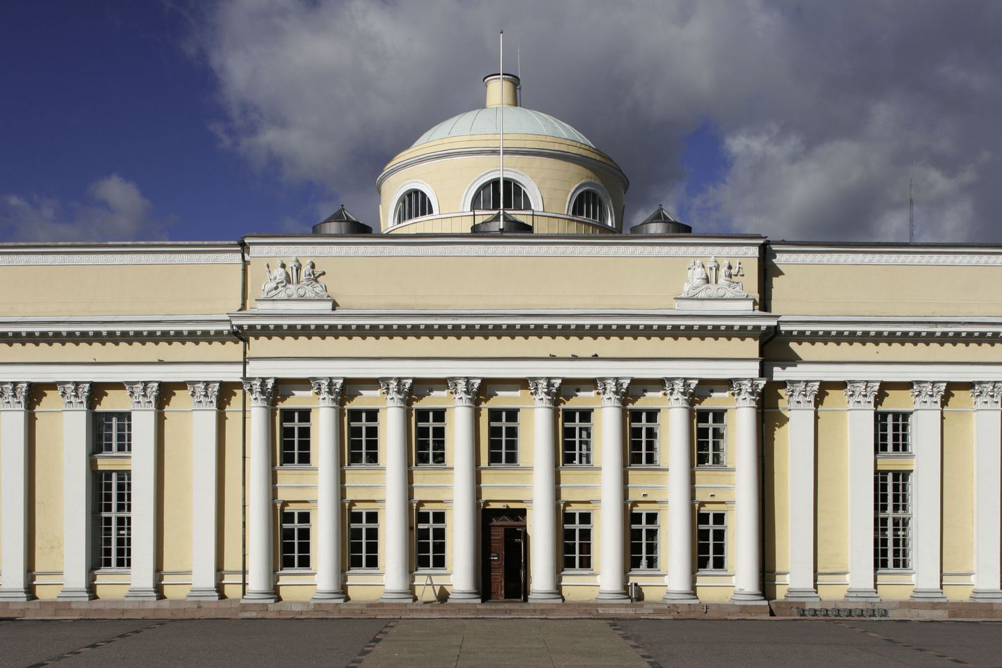 Suletuks jääb täna ka Helsingi ülikooli raamatukogu.