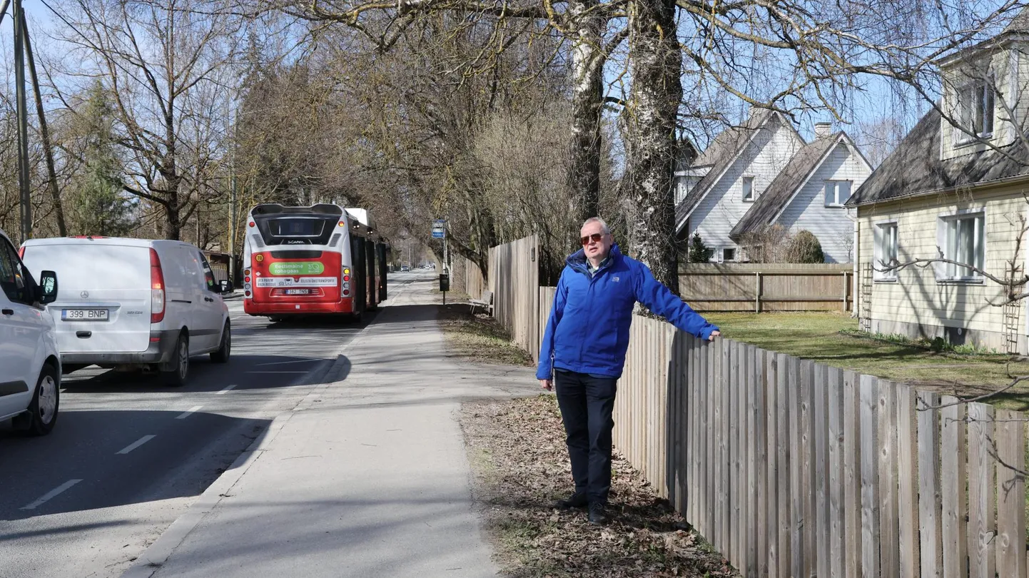 Aardla tänavas panevad peatuvad bussid liikluse korraks kinni, kuigi peatusetaskute ehitamiseks linnal maad justkui oleks. Ent ajaloolistel põhjustel on see majaomanike kasutuses, nentis Tartu linnamajanduse osakonna juhataja Rein Haak Aardla tänaval Raudtee III bussipeatuse juures.