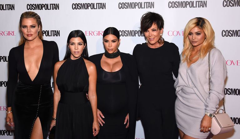 Khloe Kardashian (1.77), Kourtney Kardashian (1.55), Kim Kardashian (1.59), Kris Jenner (1.68) ja Kylie Jenner (1.68). Pildilt puudub klanni kõige pikim õde, Kendall Jenner, kes on 179 cm pikk.