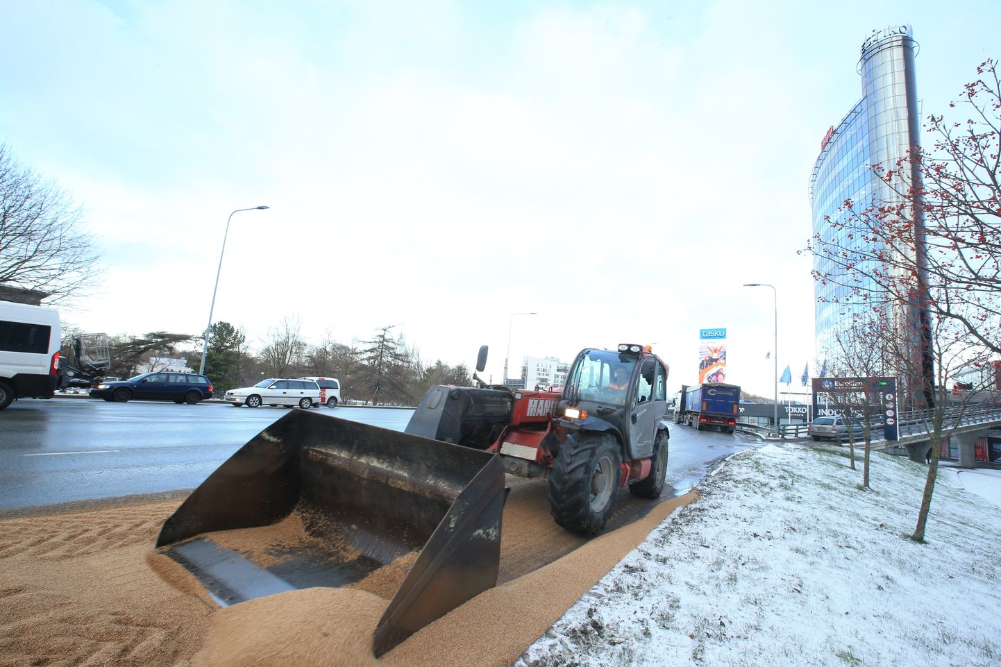 На один из крупнейших перекресток в центре Тарту просыпались тонны зерна.
