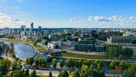 Lietuvā vidējā bruto darba samaksa pērn sasniegusi 2411 eiro
