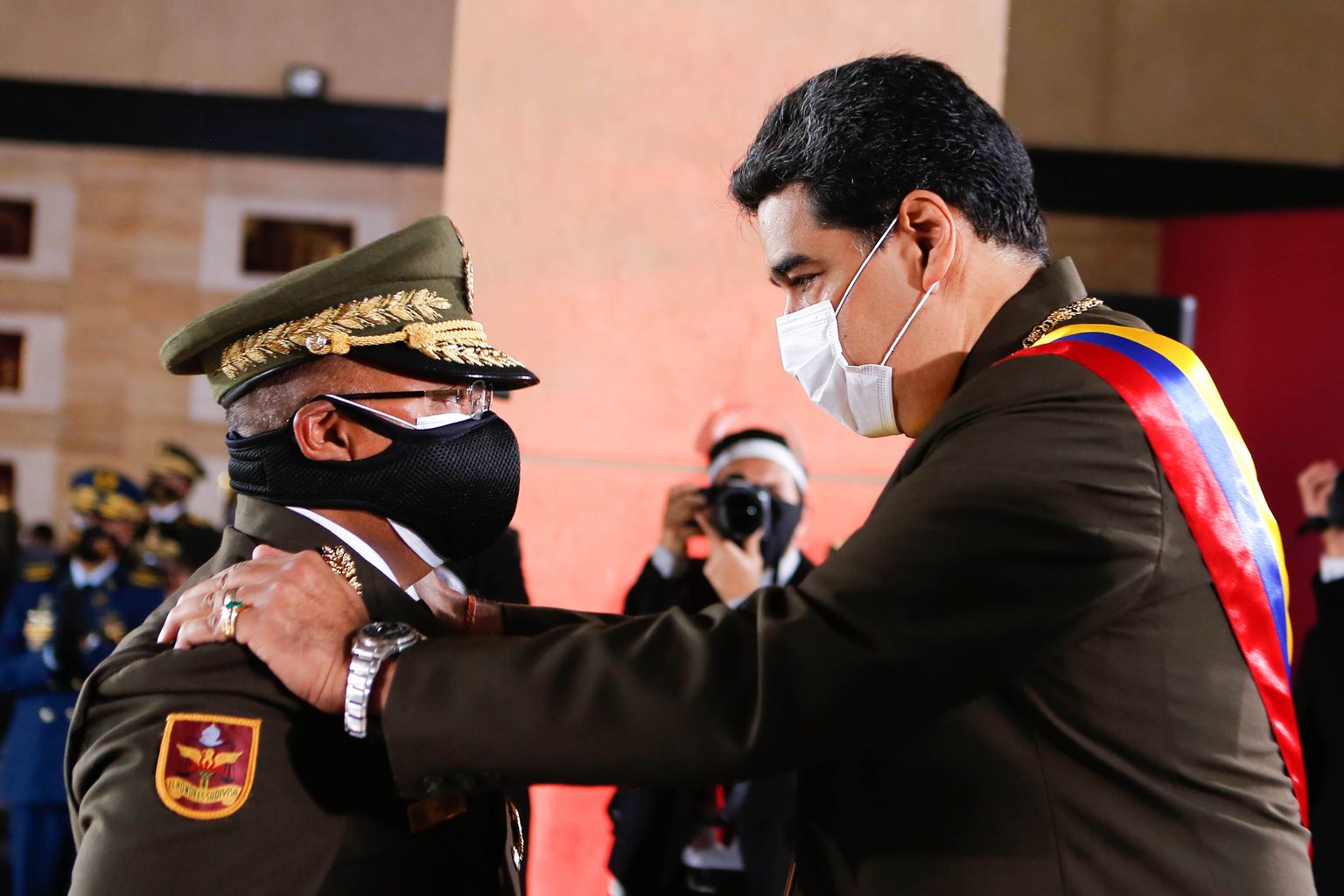 Venezuela sotsialistlik president Nicolás Maduro (paremal) räägib Bolívari rahvuskaardi vastse ülema ja ühtlasi riigi sise- justiits- ja rahuministri Néstor Reveroliga.