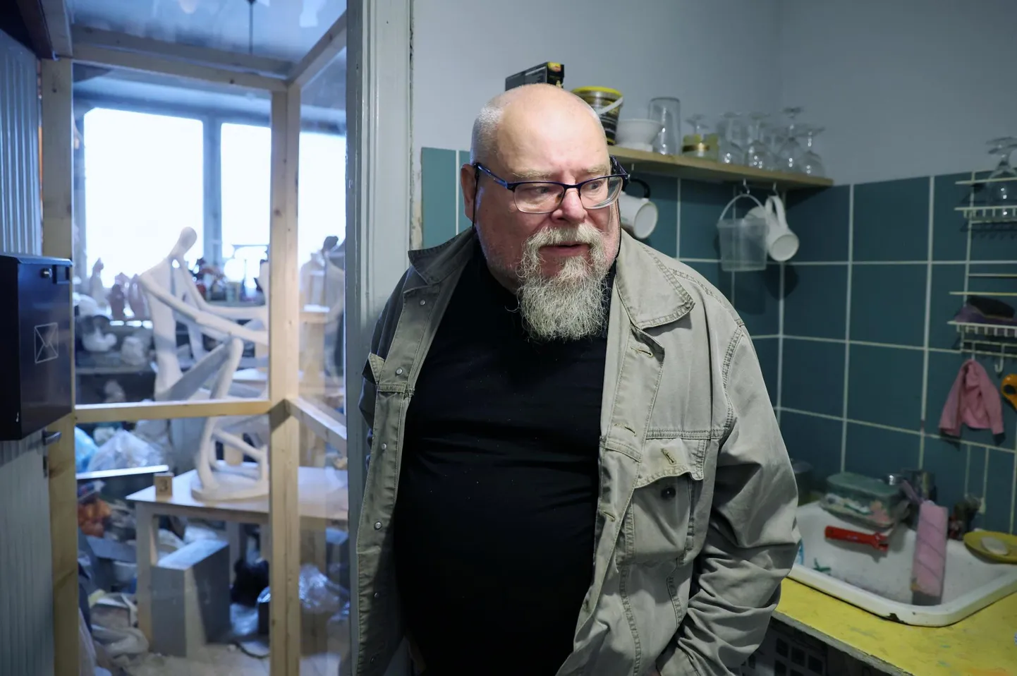 Jaan Luik on lubanud kõigil huvilistel heita pilku oma ateljeesse, mis asub tema näitusega samal korrusel.